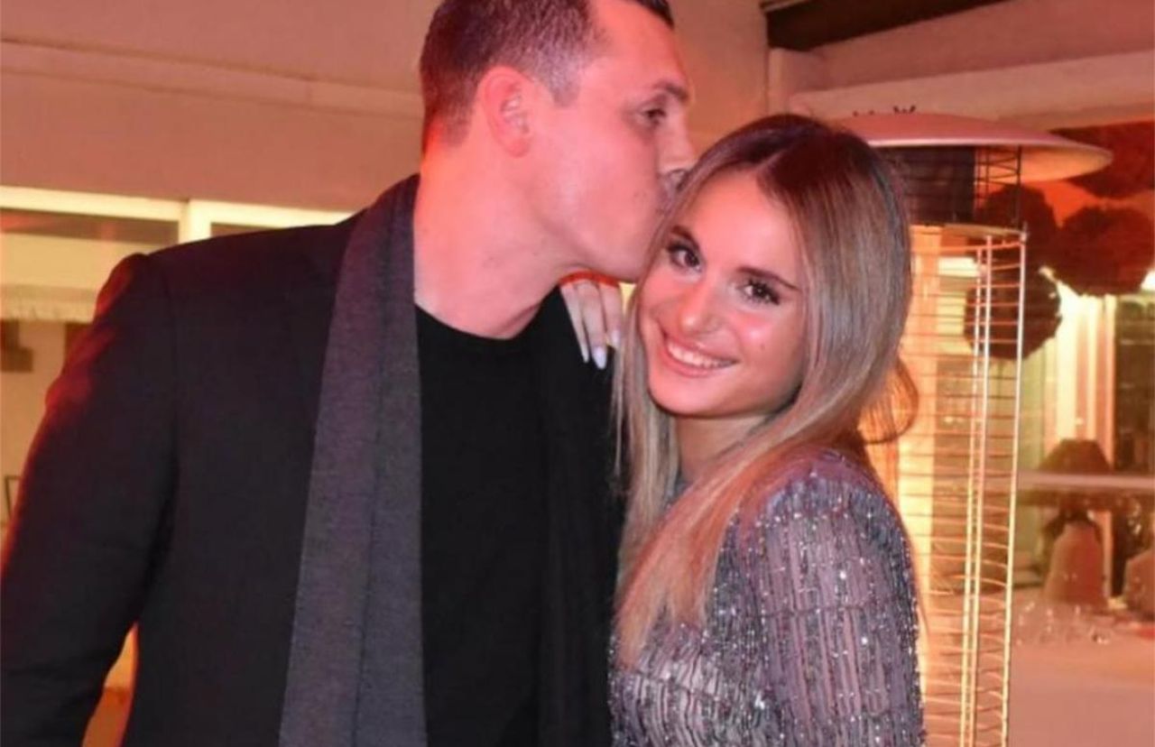 La_nipotina_del_famoso_cantante_italiano_compie_18_anni_sFBMZdwduw - Confidenze24 source:tvzap - La nipotina del famoso cantante italiano compie 18 anni - Festa di compleanno di Noemi