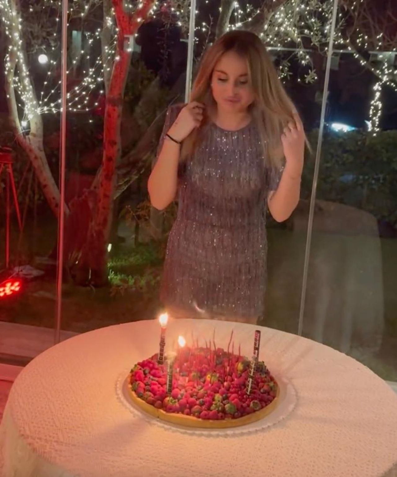 La_nipotina_del_famoso_cantante_italiano_compie_18_anni_xnZQ90UaO8 - Confidenze24 source:tvzap - La nipotina del famoso cantante italiano compie 18 anni - Noemi compie 18 anni