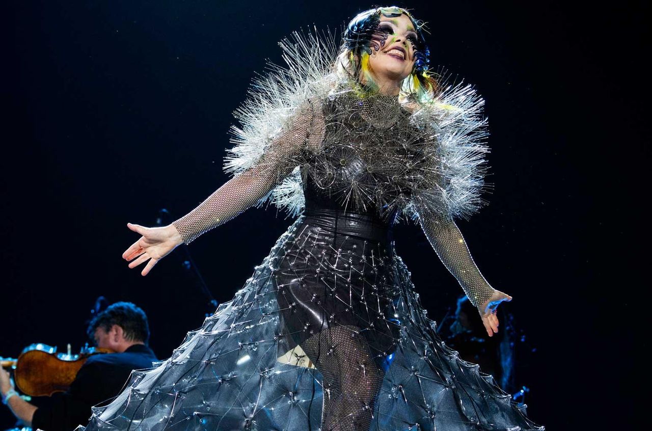 La_nuova_filosofia_di_Bjrk_sui_tour_ST2jFs9ZdD - Confidenze24 source:billboard - La nuova filosofia di Björk sui tour - Björk si esibisce al Coachella 2023
