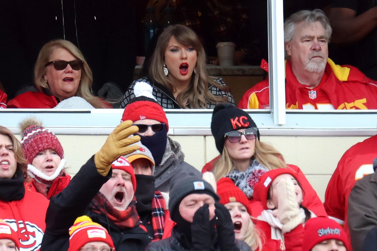 La_presenza_di_Taylor_Swift_nei_giochi_NFL_Yy8mAnomqi - Confidenze24 source:usmagazine - La presenza di Taylor Swift nei giochi NFL - Taylor Swift reagisce durante la partita