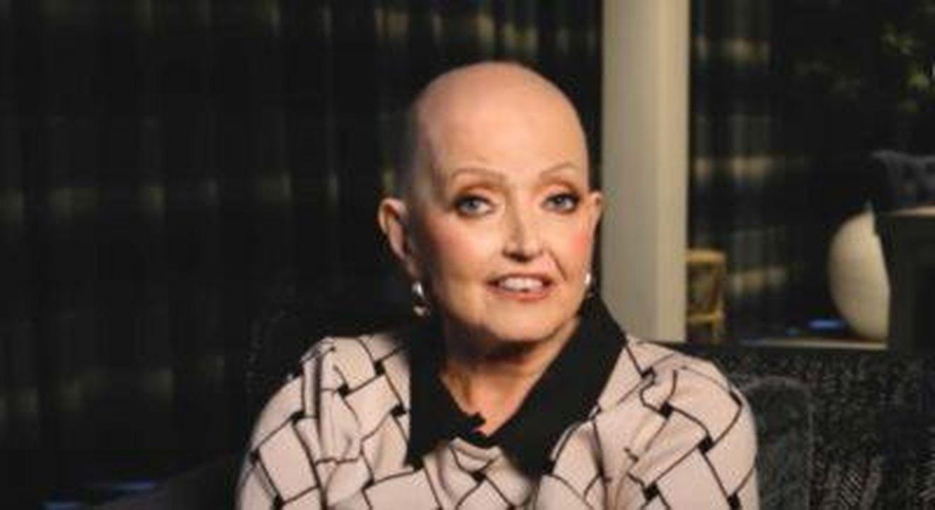 La_prima_diagnosi_di_cancro_di_Linda_Nolan_nel_2005_8hZjdQehhh - Confidenze24 source:entertainmentdaily - La prima diagnosi di cancro di Linda Nolan nel 2005 - Linda Nolan indossa una camicia a fantasia e si siede su un divano