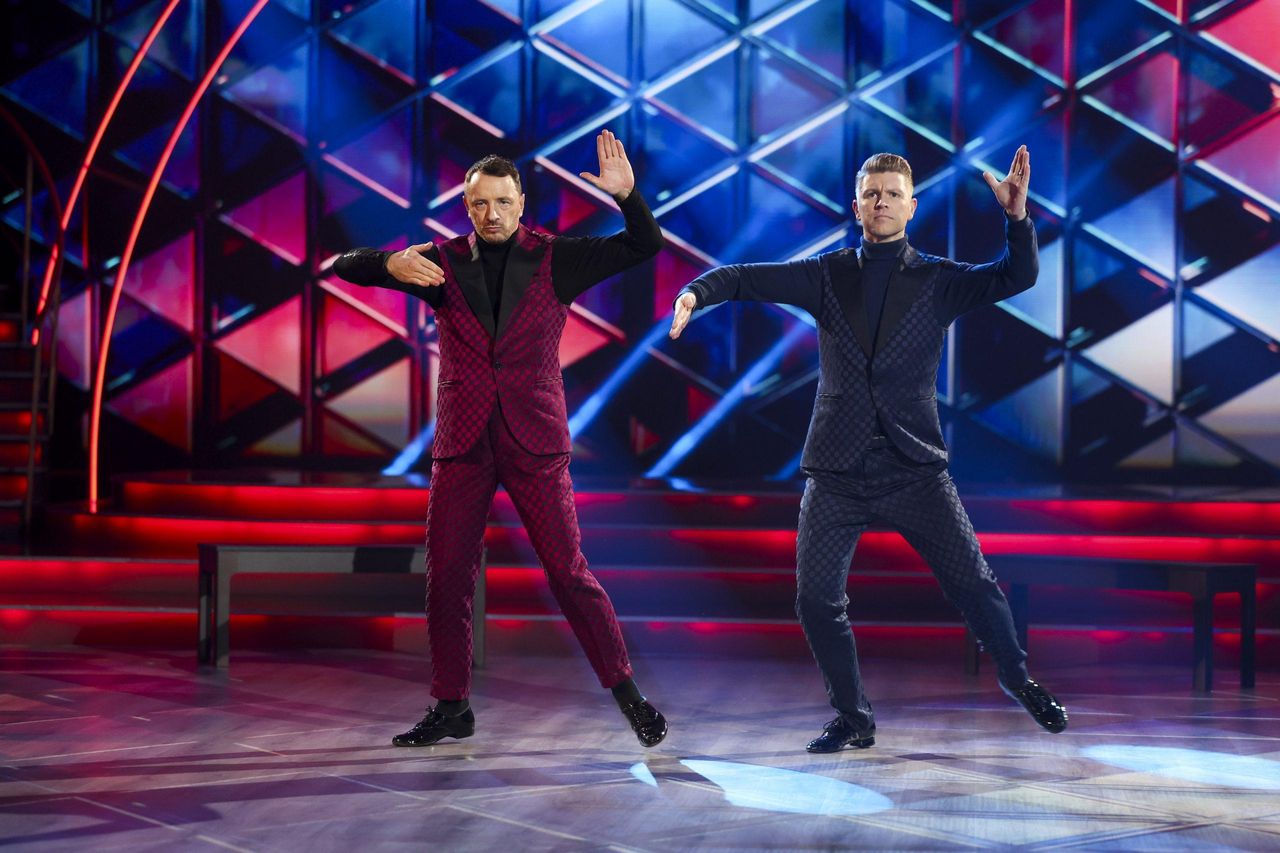 La_reazione_della_famiglia_pibbVLZW84 - Confidenze24 source:vipmagazine - La reazione della famiglia - Gearóid Farrelly e Stephen Vincent durante una danza