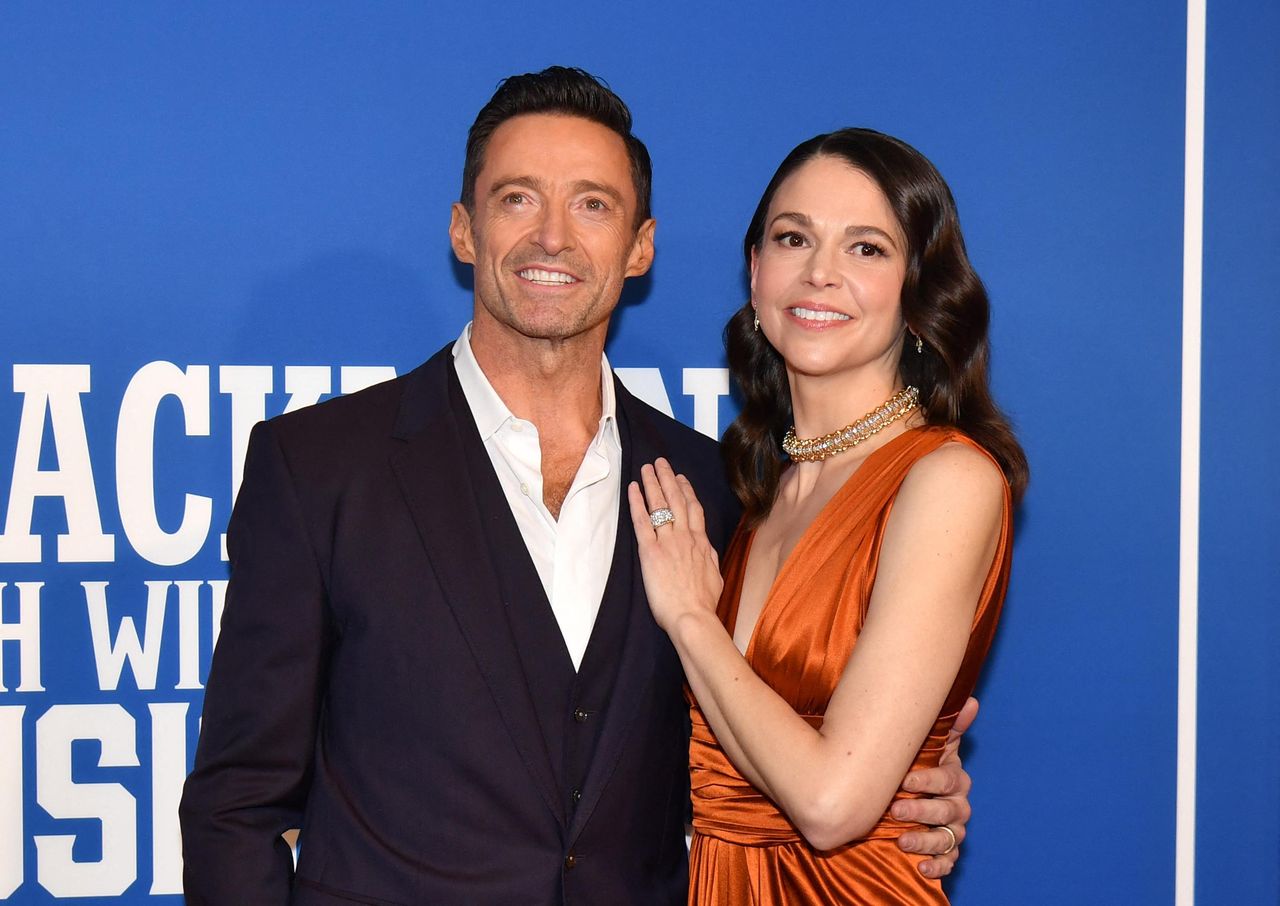 La_reazione_di_DeborraLee_Furness_alla_nuova_relazione_lK2OSWwXwf - Confidenze24 source:sheknows - La reazione di Deborra-Lee Furness alla nuova relazione - Hugh Jackman e Sutton Foster all'apertura del musical 'The Music Man' a New York.