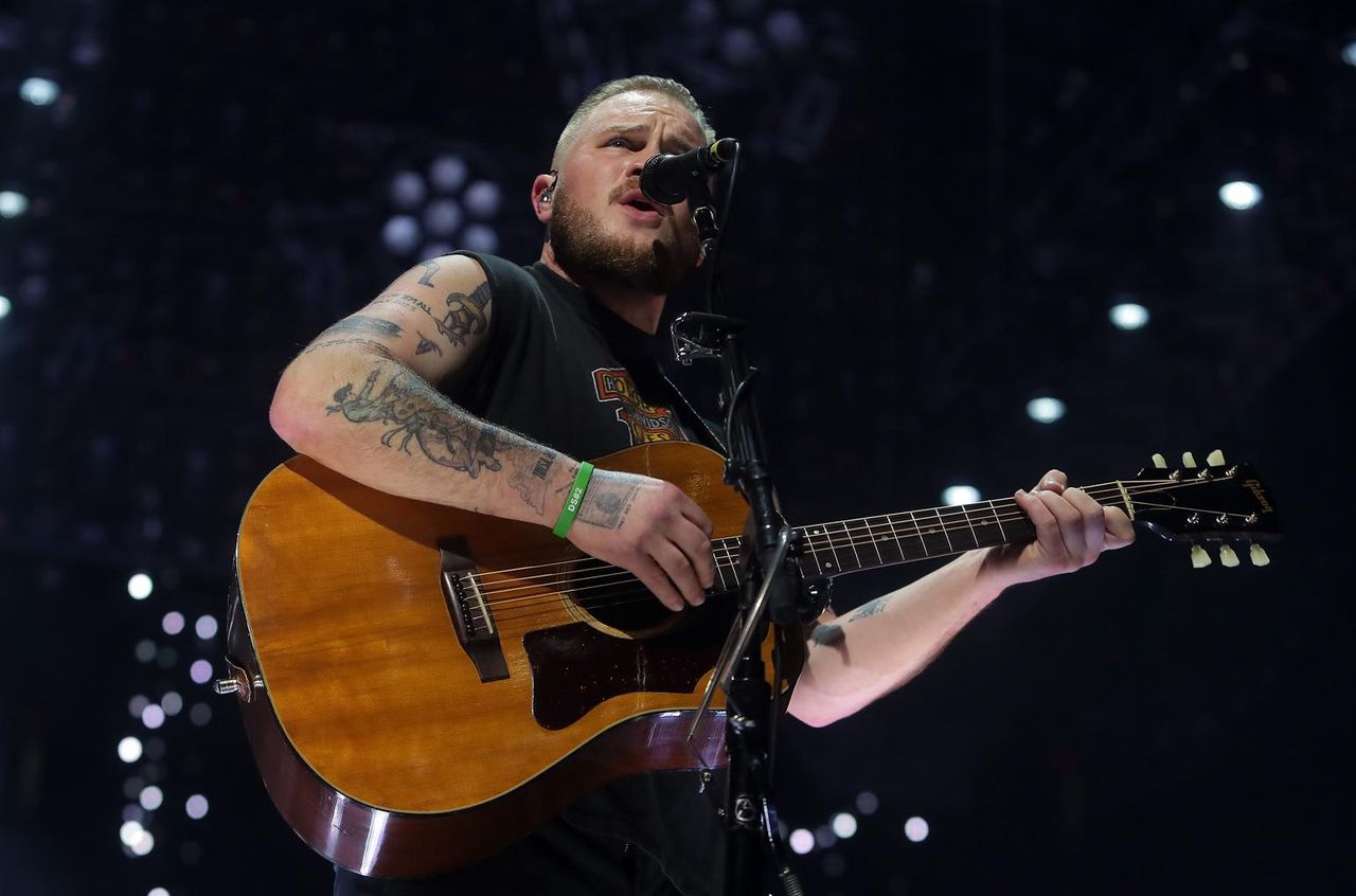 La_reazione_di_Zach_Bryan_agli_attacchi_online_w6qJDxkS8O - Confidenze24 source:billboard - La reazione di Zach Bryan agli attacchi online - Zach Bryan si esibisce al Desert Diamond Arena