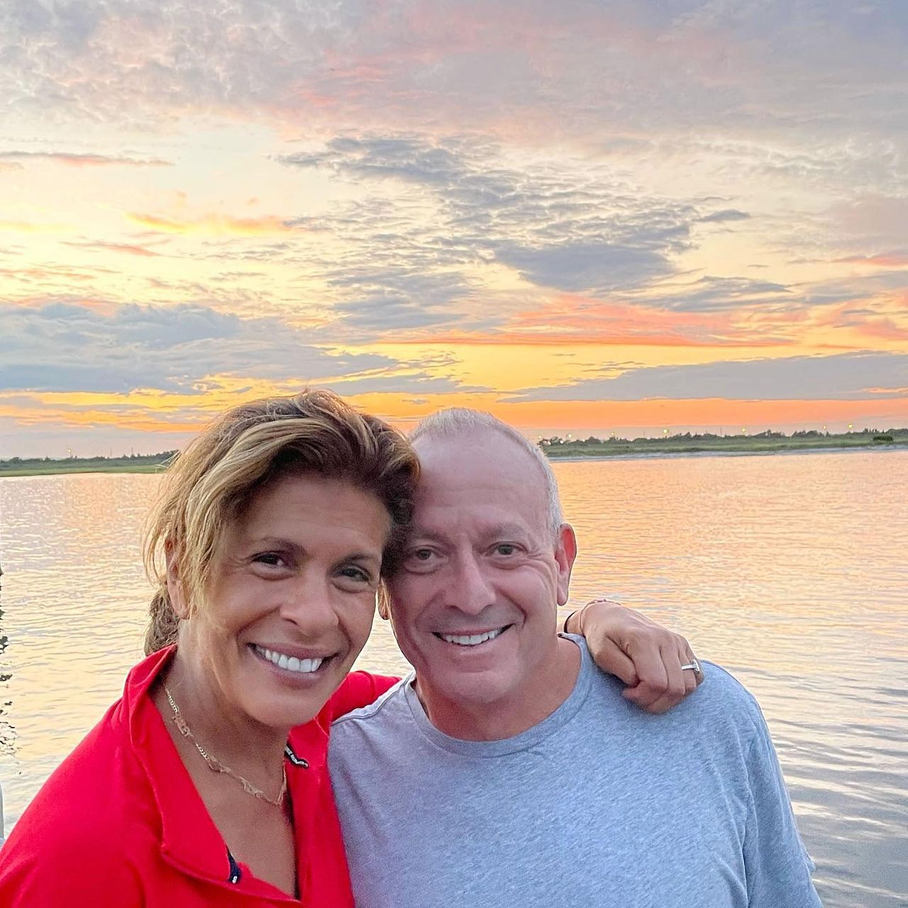 La_relazione_diventa_pubblica_VQtyjsKCPJ - Confidenze24 source:usmagazine - La relazione diventa pubblica - Hoda Kotb e Joel Schiffman nel 2015