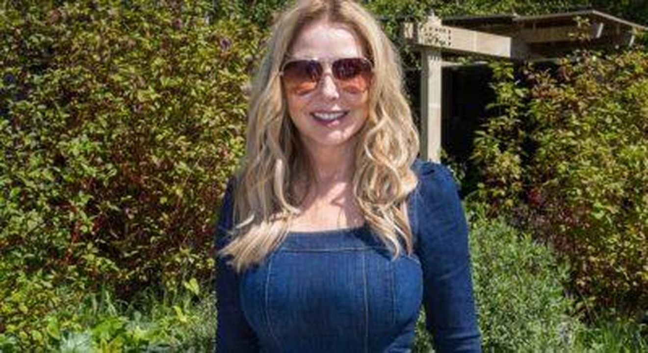 La_routine_quotidiana_antiinvecchiamento_di_Carol_Vorderman_RuZPDaAnG3 - Confidenze24 source:entertainmentdaily - La routine quotidiana anti-invecchiamento di Carol Vorderman - Carol Vorderman sorridente con un outfit di jeans e occhiali da sole