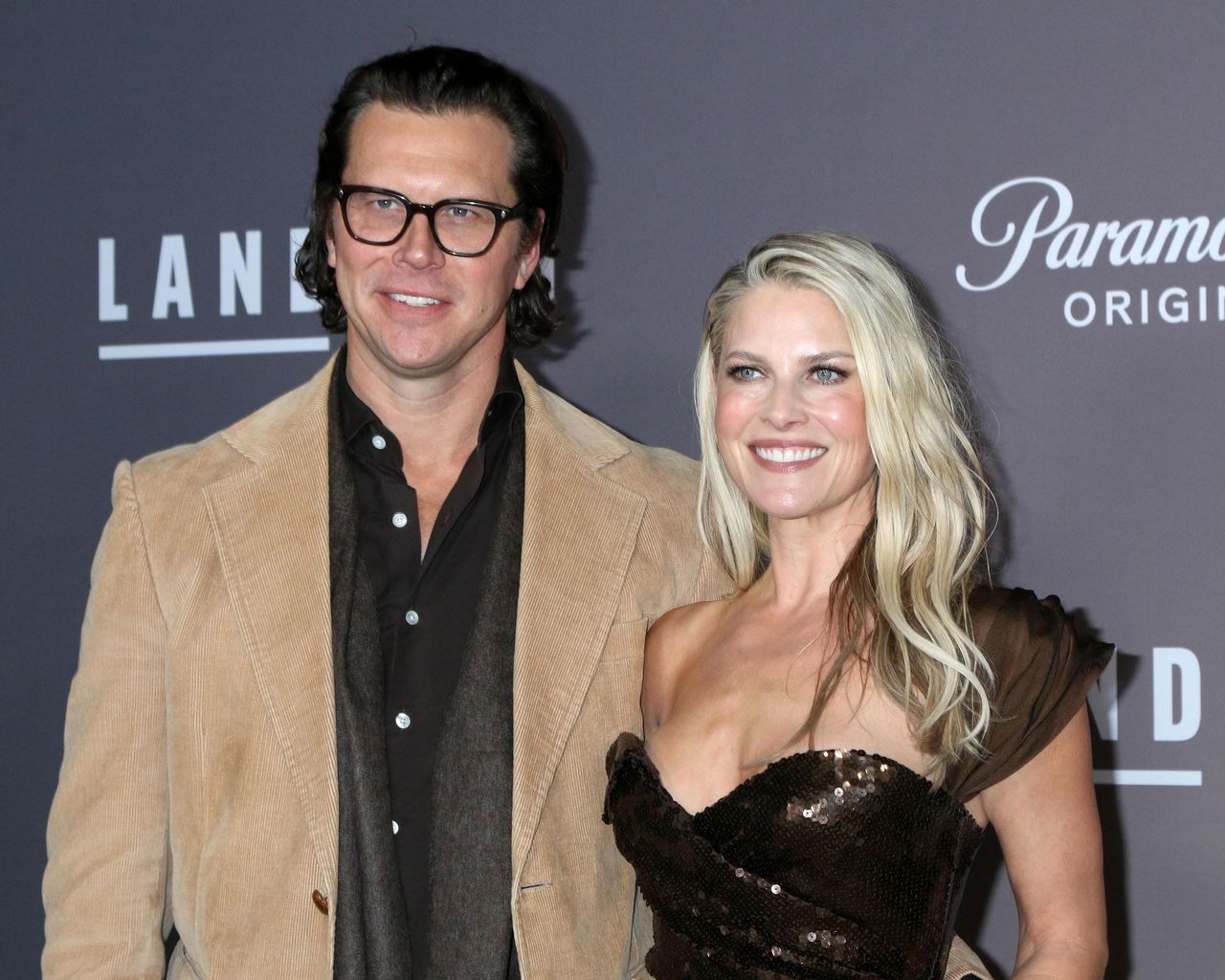 La_scelta_di_una_vita_pi_tranquilla_dtyzkwIpzP - Confidenze24 source:sheknows - La scelta di una vita più tranquilla - Hayes MacArthur, Ali Larter all'arrivo per la premiere di LANDMAN, Paramount Theater, Los Angeles, CA, 12 novembre 2024.