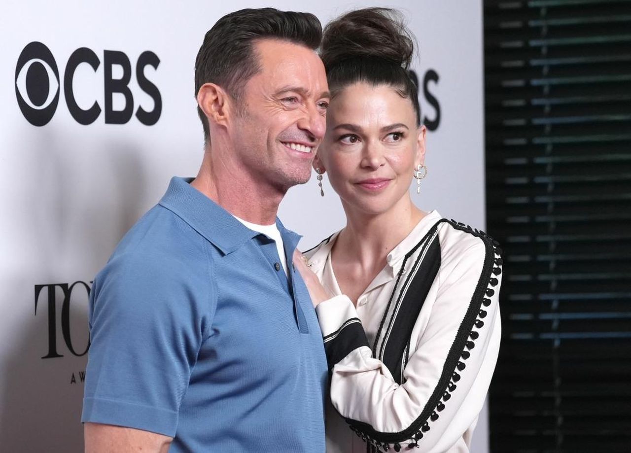La_serata_romantica_a_Santa_Monica_EL6zUBxFD2 - Confidenze24 source:celebitchy - La serata romantica a Santa Monica - Hugh Jackman e Sutton Foster a cena