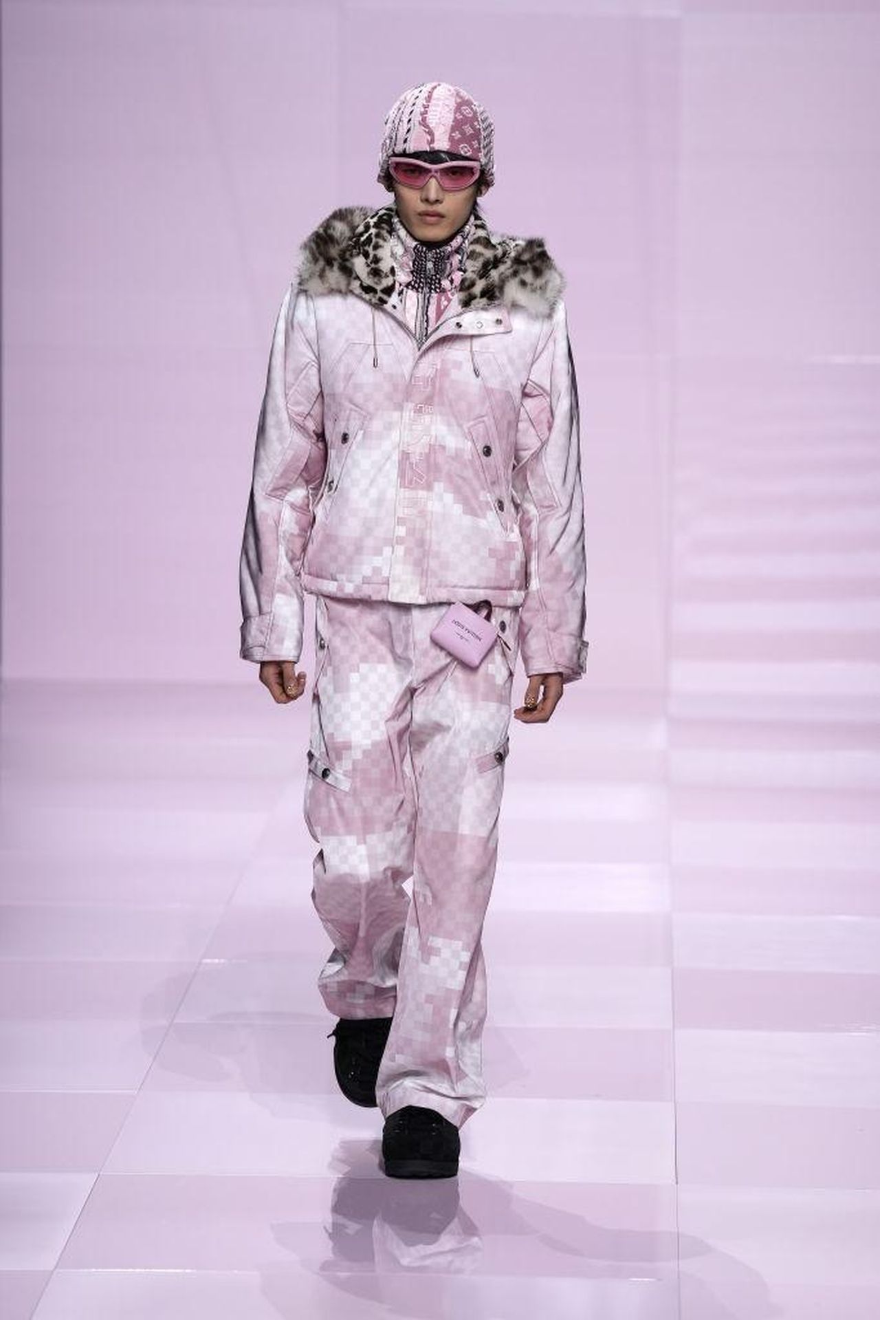 La_sfilata_di_Pharrell_a_Parigi_HCxQYMdnjj - Confidenze24 source:bossip - La sfilata di Pharrell a Parigi - Louis Vuitton: Runway - Paris Fashion Week - Menswear Fall-Winter 2025/2026