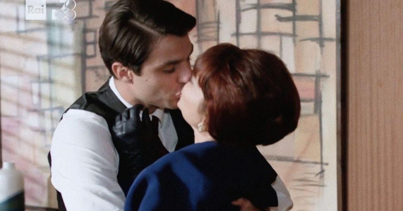 La_soap_torna_in_onda_e_vince_la_gara_auditel_del_pomeriggio_tv_syZCIaBG0g - Confidenze24 source:Blasting News - La soap torna in onda e vince la gara auditel del pomeriggio tv - Marcello e Adelaide in una scena della soap