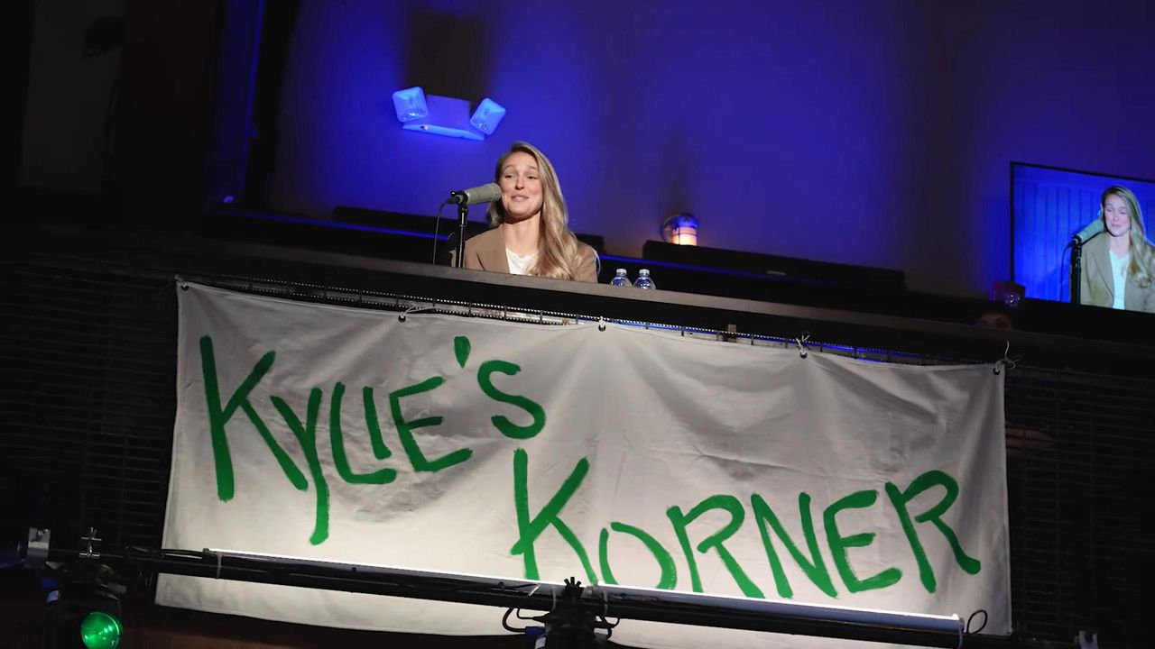 La_sorpresa_di_Kylie_Kelce_voNjrxd9J1 - Confidenze24 source:usmagazine - La sorpresa di Kylie Kelce - Come Kylie Kelce è stata costretta a partecipare allo show notturno di Jason Kelce