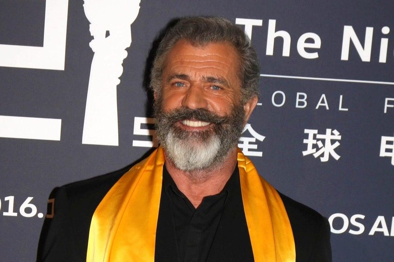 La_sorpresa_di_Mel_Gibson_OHsNk8t21A - Confidenze24 source:socialitelife - La sorpresa di Mel Gibson - Mel Gibson ai 21esimi Huading Global Film Awards