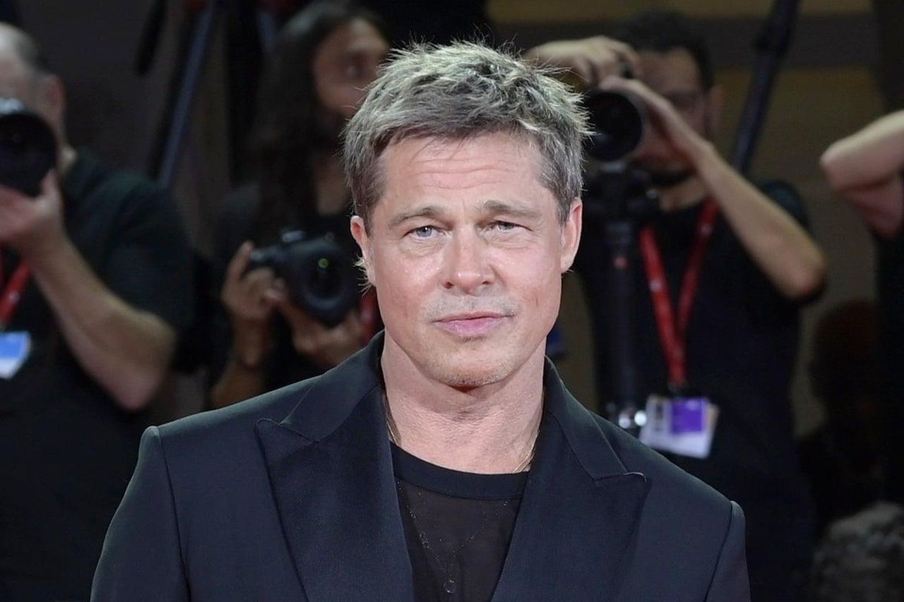La_truffa_inizia_con_un_messaggio_su_Instagram_6ihdR4LVDa - Confidenze24 source:socialitelife - La truffa inizia con un messaggio su Instagram - Brad Pitt 81st Venice International Film Festival – ‘Wolfs’ Premiere