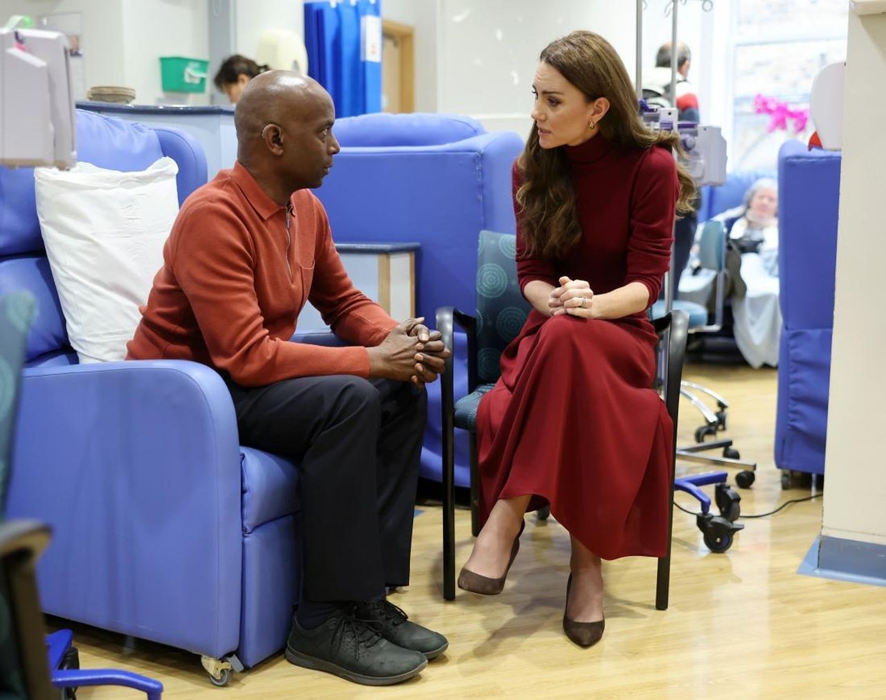 La_visita_a_sorpresa_di_Kate_3p0Yhj3RwI - Confidenze24 source:celebitchy - La visita a sorpresa di Kate - La Principessa Kate durante la visita all'ospedale Royal Marsden