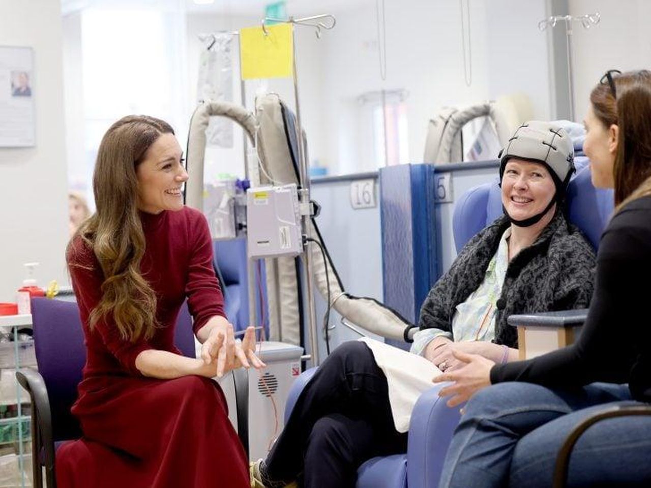source:thehollywoodgossip - La visita a sorpresa di Kate - Kate Middleton durante una visita al Royal Marsden Hospital