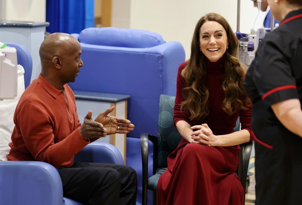 La_visita_al_Royal_Marsden_Hospital_EzkaYXowQo - Confidenze24 source:celebitchy - La visita al Royal Marsden Hospital - La Principessa Kate durante la visita al Royal Marsden Hospital