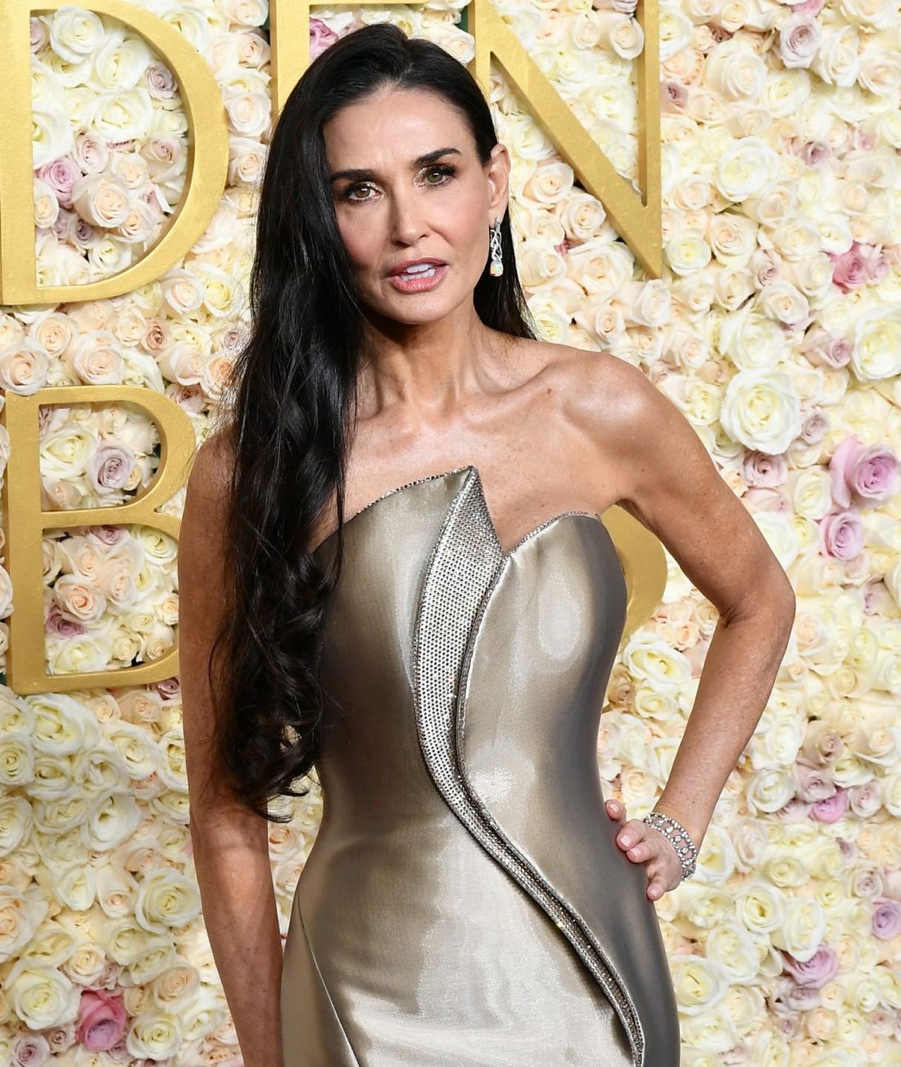 La_vittoria_inaspettata_di_Demi_Moore_F54ftsb74I - Confidenze24 source:celebitchy - La vittoria inaspettata di Demi Moore - Demi Moore ai Golden Globe