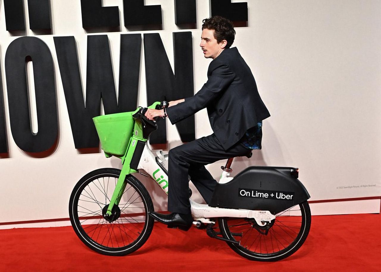 Larrivo_in_bicicletta_alla_premiere_Y353JHI5Zu - Confidenze24 source:celebitchy - L'arrivo in bicicletta alla premiere - Timothée Chalamet in bicicletta alla premiere