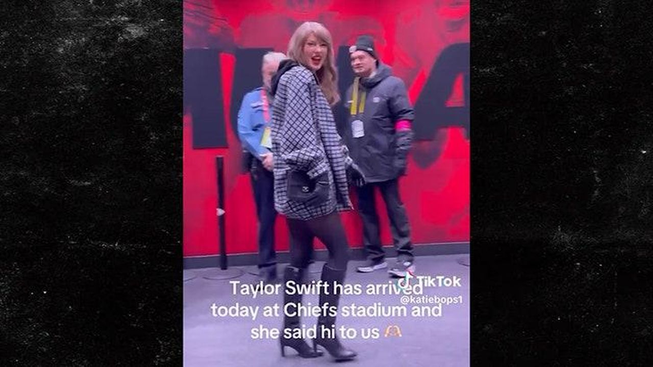 Larrivo_trionfale_di_Taylor_YgwmBUonzB - Confidenze24 source:allcelebrities - L'arrivo trionfale di Taylor - Taylor Swift al suo arrivo allo stadio