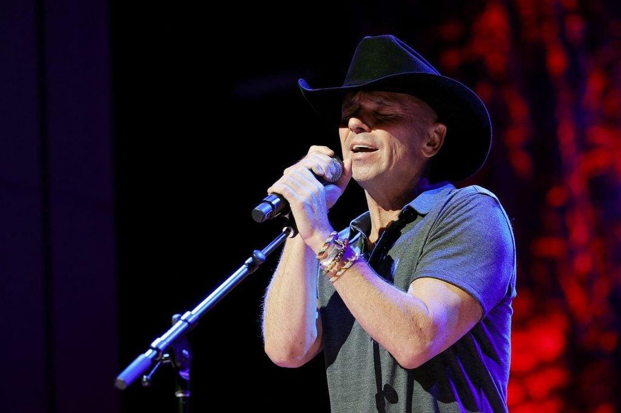Las_Vegas_Sphere_ospiter_Kenny_Chesney_KyMiAeoxa4 - Confidenze24 source:thehollywoodgossip - Las Vegas’ Sphere ospiterà Kenny Chesney - Kenny Chesney si esibisce al Country Music Hall of Fame