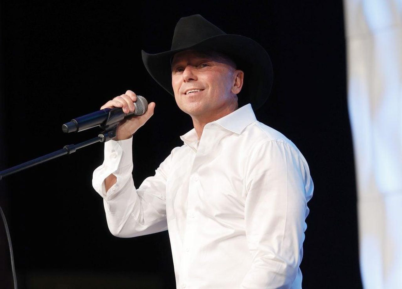Las_Vegas_Sphere_ospiter_Kenny_Chesney_iDZczK1hNW - Confidenze24 source:thehollywoodgossip - Las Vegas’ Sphere ospiterà Kenny Chesney - Kenny Chesney si esibisce al Nashville Songwriters Hall Of Fame Gala