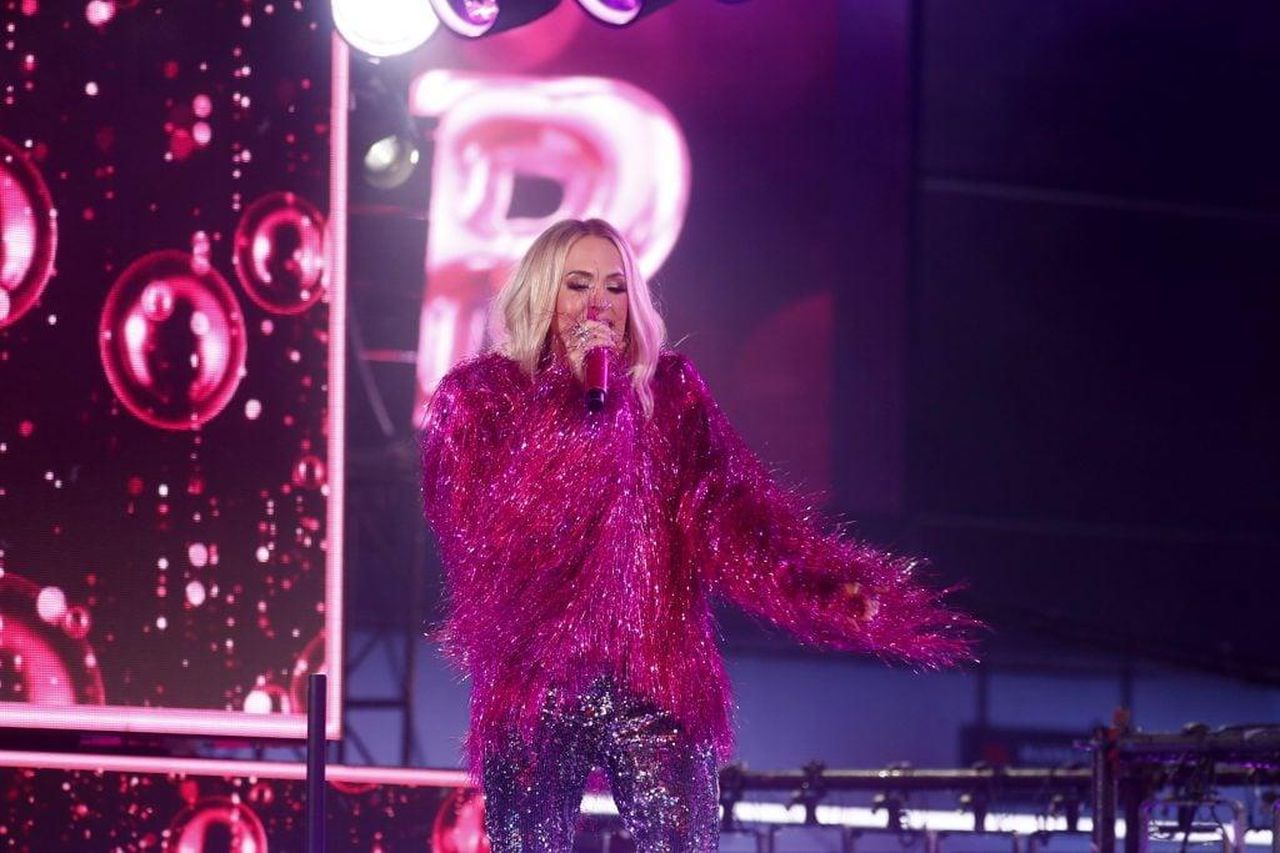 Le_Critiche_e_il_Contesto_tn76nAL579 - Confidenze24 source:thehollywoodgossip - Le Critiche e il Contesto - Carrie Underwood durante la celebrazione di Capodanno a Times Square.