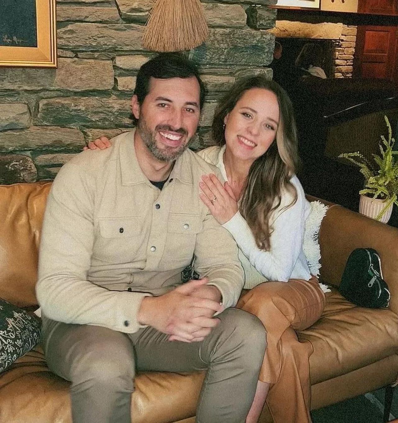 Le_Reazioni_di_Famiglia_kAssumv28S - Confidenze24 source:thehollywoodgossip - Le Reazioni di Famiglia - Jinger Duggar e Jeremy Vuolo Sorridenti