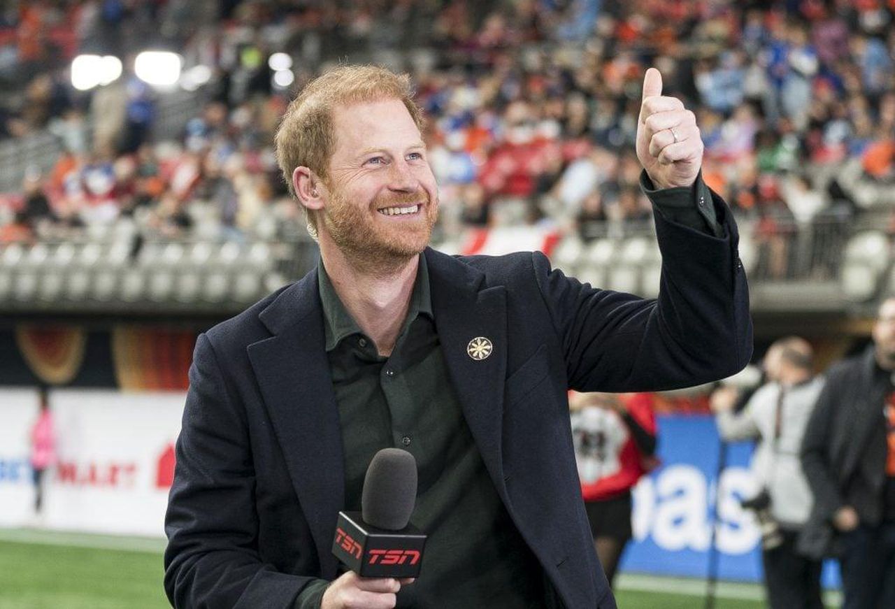 Le_Scuse_di_NGN_izRHaxwSiM - Confidenze24 source:thehollywoodgossip - Le Scuse di NGN - Prince Harry durante un'intervista TV