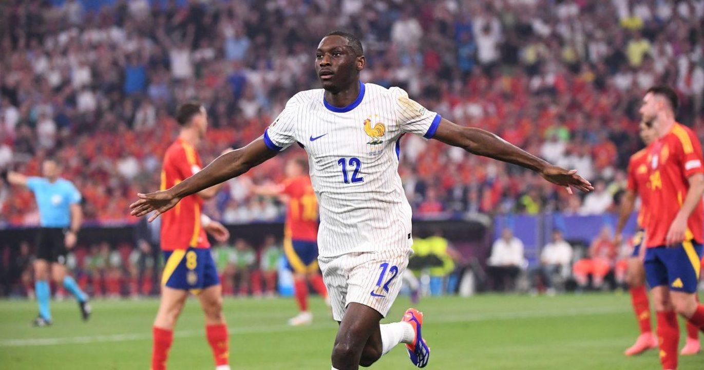 Le_caratteristiche_e_i_numeri_di_Kolo_Muani_VaiYMySRQ1 - Confidenze24 source:Blasting News - Le caratteristiche e i numeri di Kolo Muani - Kolo Muani con la maglia della Francia