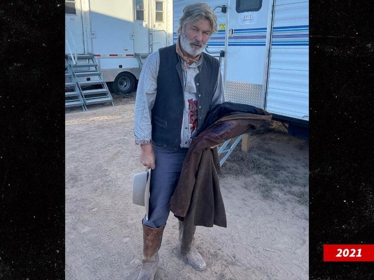 Le_conseguenze_della_causa_xCCW0SkbVp - Confidenze24 source:allcelebrities - Le conseguenze della causa - Alec Baldwin sul set di Rust