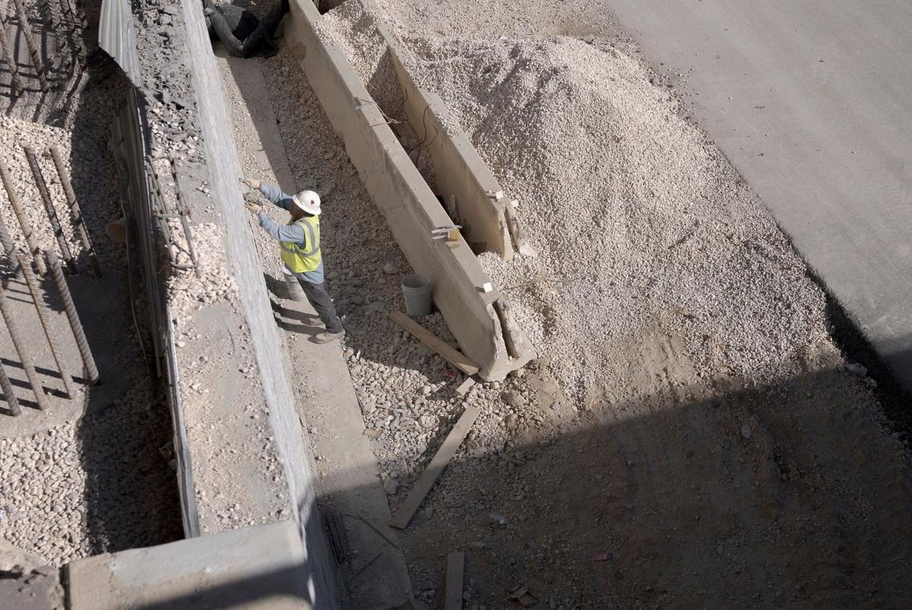 Le_conseguenze_delle_deportazioni_nel_settore_edilizio_i4YZikDxSO - Confidenze24 source:rawstory - Le conseguenze delle deportazioni nel settore edilizio - Un lavoratore edile lungo l'Highway 1604 a San Antonio.