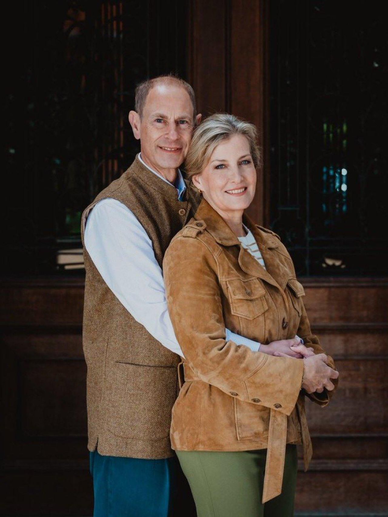 Le_immagini_dei_Sussex_e_dei_reali_fioNQvwwbF - Confidenze24 source:celebitchy - Le immagini dei Sussex e dei reali - Ritratto anniversario di Edward e Sophie