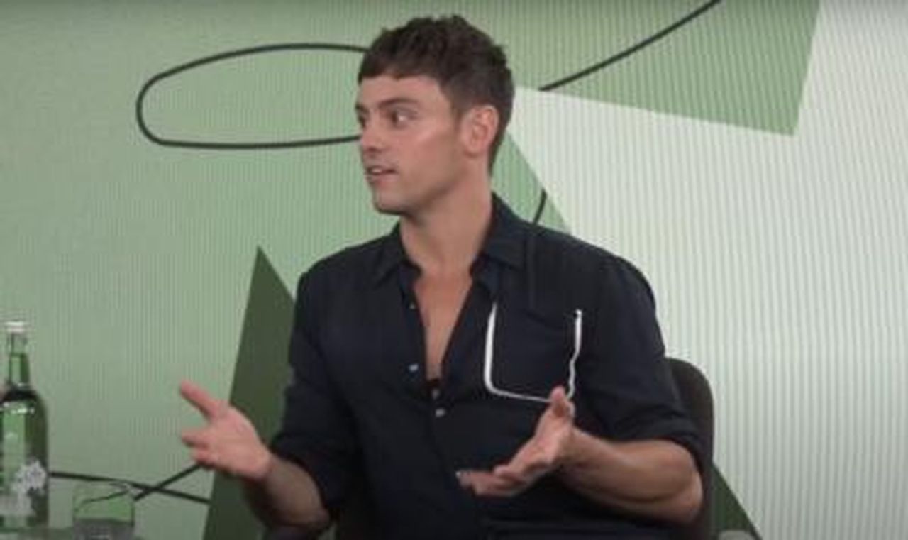Le_opinioni_di_Tom_sui_problemi_di_corpo_e_lautostima_vn2otpImyZ - Confidenze24 source:entertainmentdaily - Le opinioni di Tom sui ‘problemi di corpo’ e l'autostima - Tom Daley durante una conferenza Google