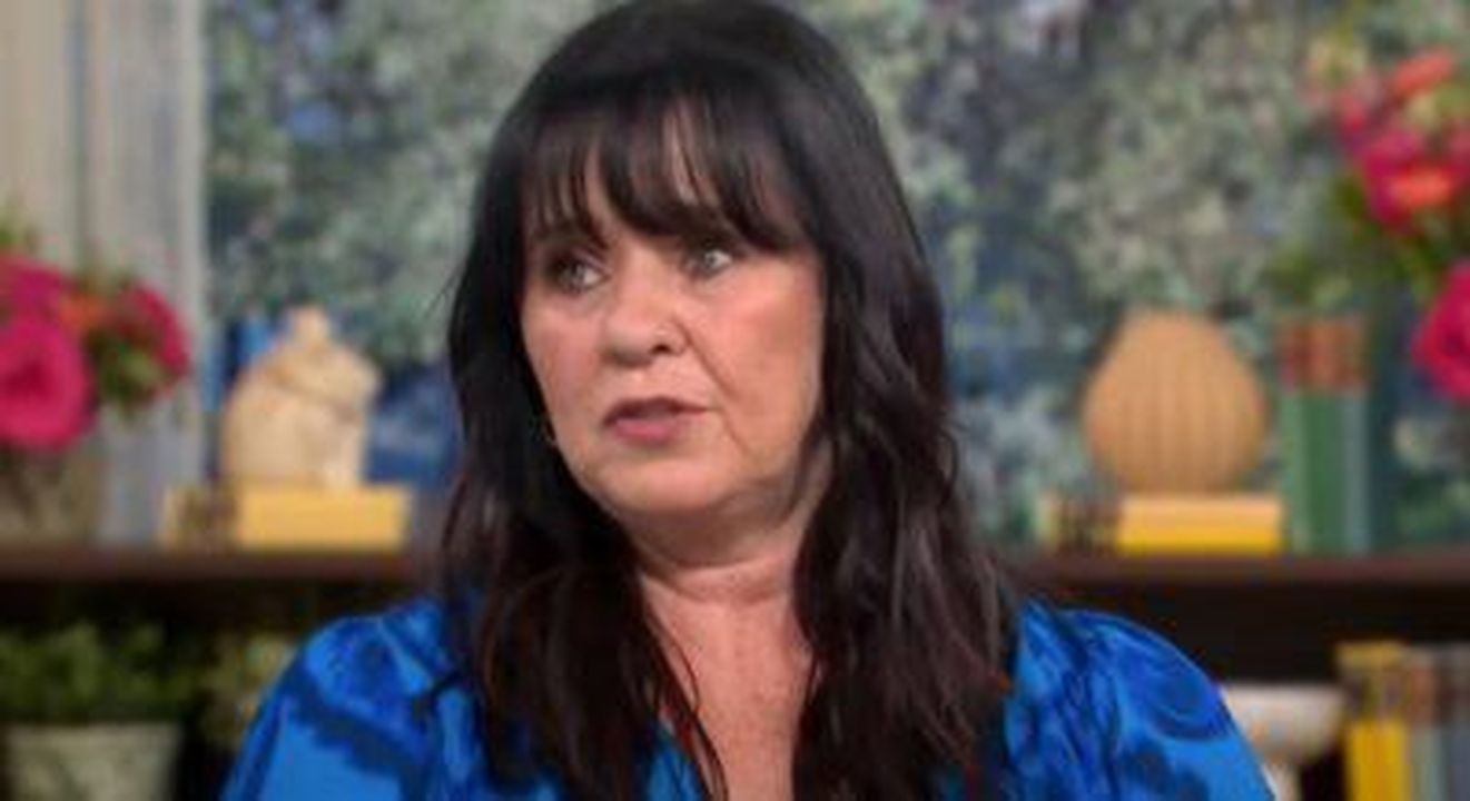 Le_sorelle_Nolan_avevano_un_rito_per_gli_aggiornamenti_sul_cancro_di_Linda_2jDulW0xK5 - Confidenze24 source:entertainmentdaily - Le sorelle Nolan avevano un 'rito' per gli aggiornamenti sul cancro di Linda - Coleen Nolan indossa una camicia blu