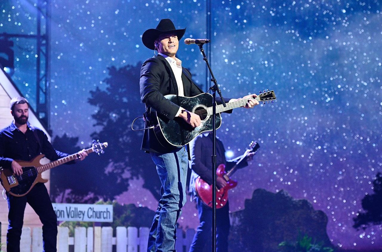 Lesibizione_di_Parker_McCollum_ogHKLUod6x - Confidenze24 source:billboard - L'esibizione di Parker McCollum - Parker McCollum si esibisce sul palco durante i People's Choice Country Awards