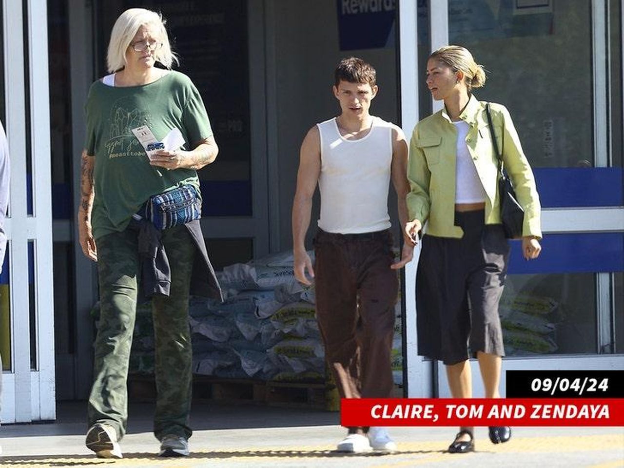 Lincontro_con_i_fan_UmnMMYGhT7 - Confidenze24 source:allcelebrities - L'incontro con i fan - Zendaya e Tom Holland con il personale del tatuatore