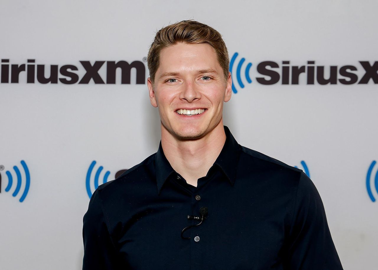 Lincontro_inaspettato_con_le_Real_Housewives_07ALgXgK8i - Confidenze24 source:usmagazine - L'incontro inaspettato con le 'Real Housewives' - Josef Newgarden durante l'apparizione