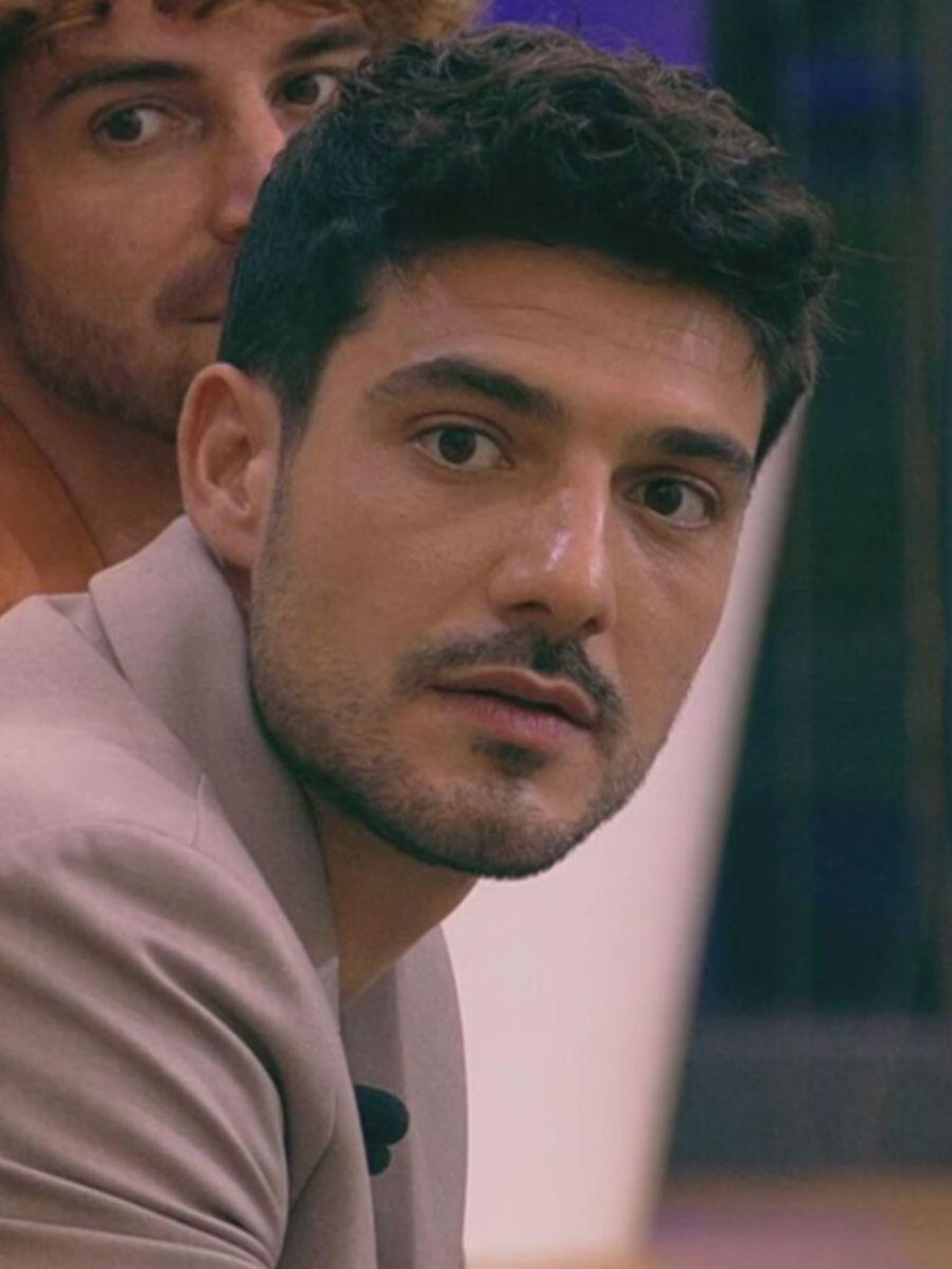 Lorenzo_il_guru_della_moda_entra_al_GF_per_un_confronto_Ci_siamo_baciati_FuDGH17BRB - Confidenze24 source:tvzap - Lorenzo, il guru della moda entra al “GF” per un confronto: “Ci siamo baciati” - Grande Fratello, Lorenzo rischia la squalifica? Cosa ha detto