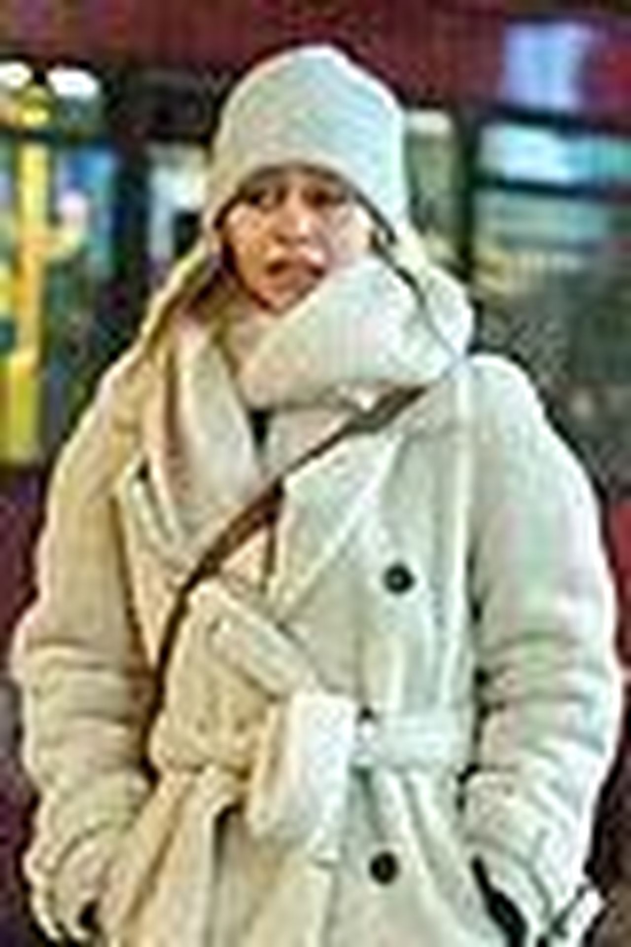 Loutfit_di_Emilia_per_la_passeggiata_9IR9ic6V22 - Confidenze24 source:justjared - L'outfit di Emilia per la passeggiata - Emilia Clarke si è coperta per la passeggiata a Londra 02