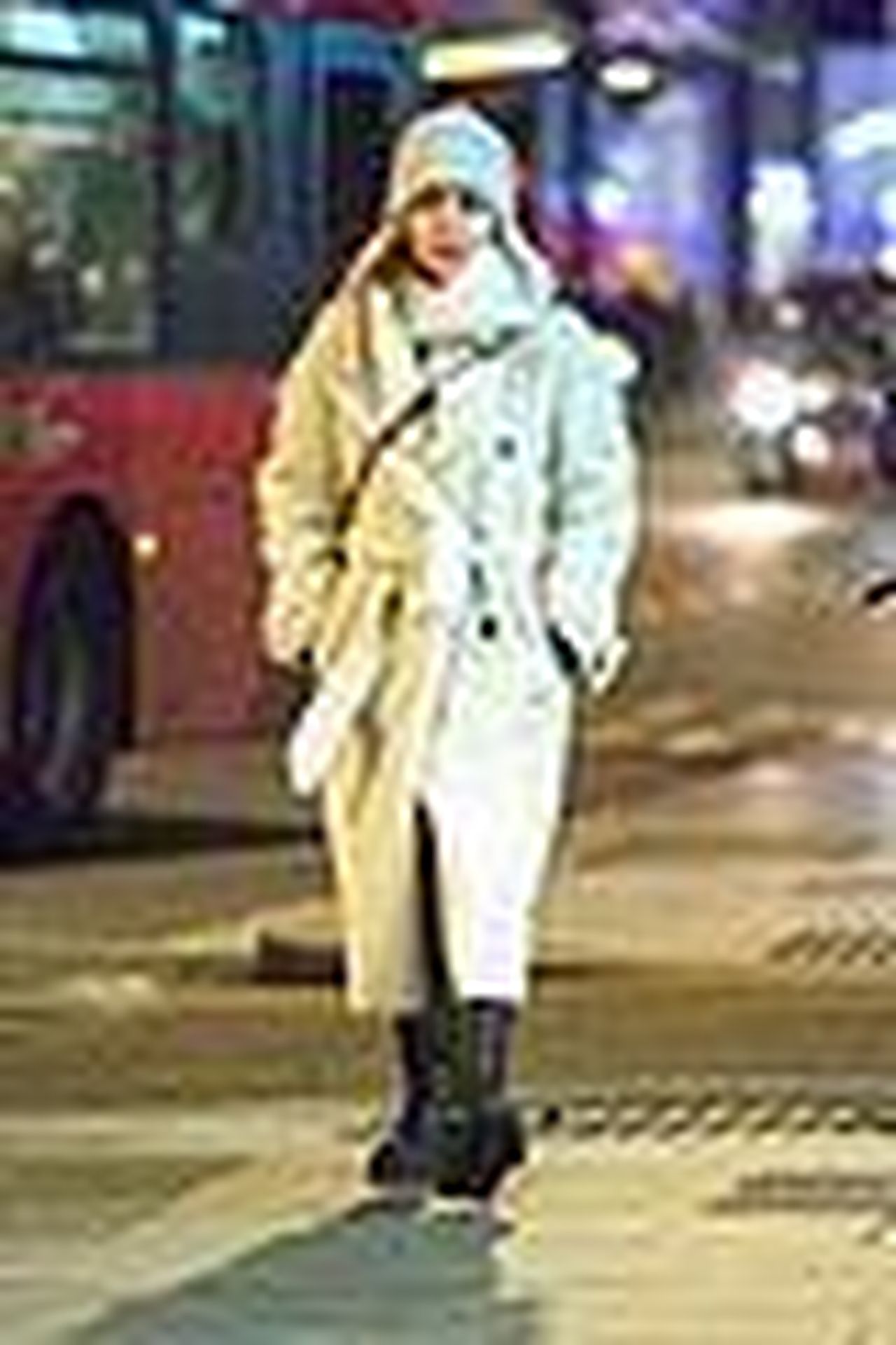 Loutfit_di_Emilia_per_la_passeggiata_lawj6rFrQe - Confidenze24 source:justjared - L'outfit di Emilia per la passeggiata - Emilia Clarke si è coperta per la passeggiata a Londra 03