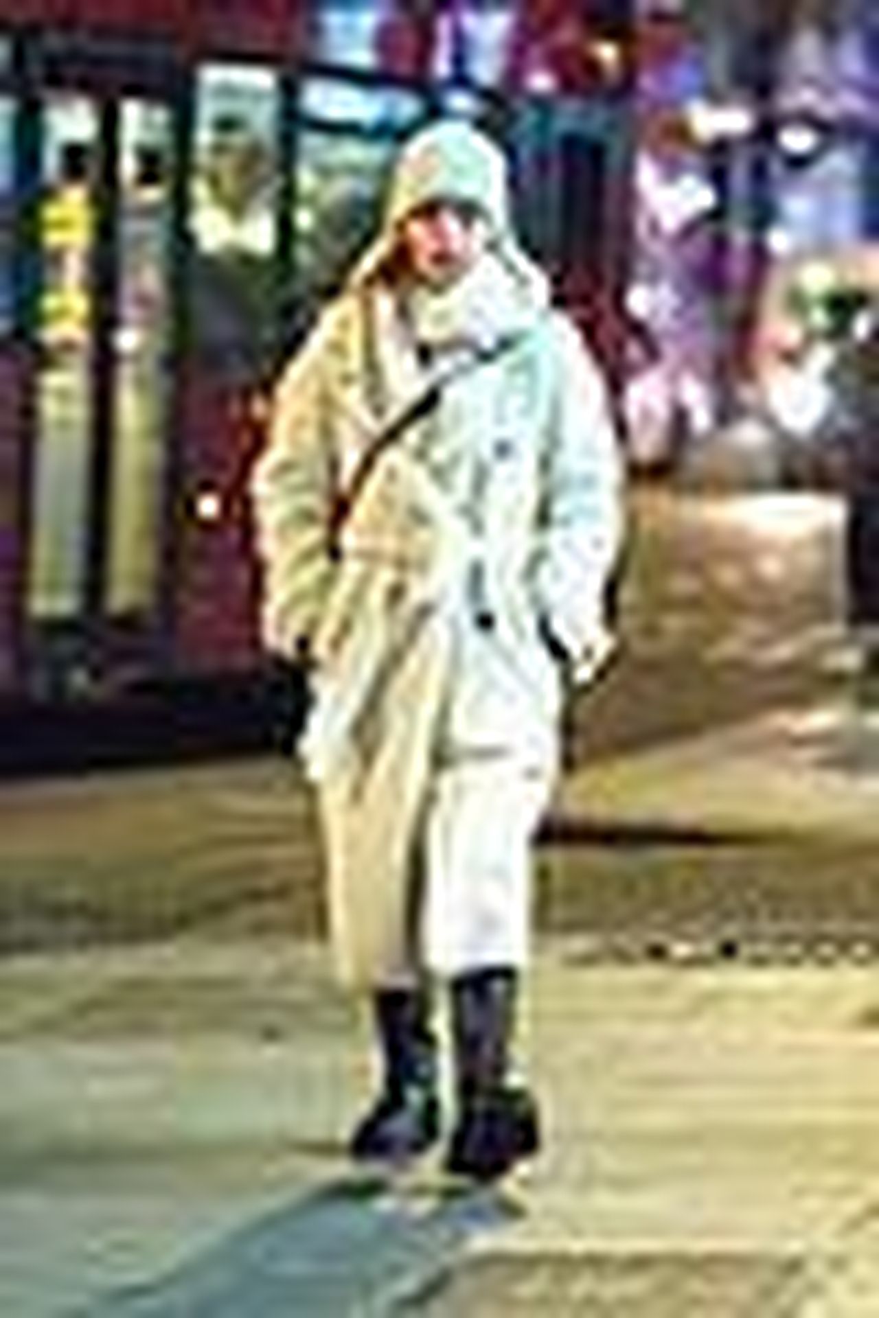 Loutfit_di_Emilia_per_la_passeggiata_pqBWYQBN2E - Confidenze24 source:justjared - L'outfit di Emilia per la passeggiata - Emilia Clarke si è coperta per la passeggiata a Londra 01