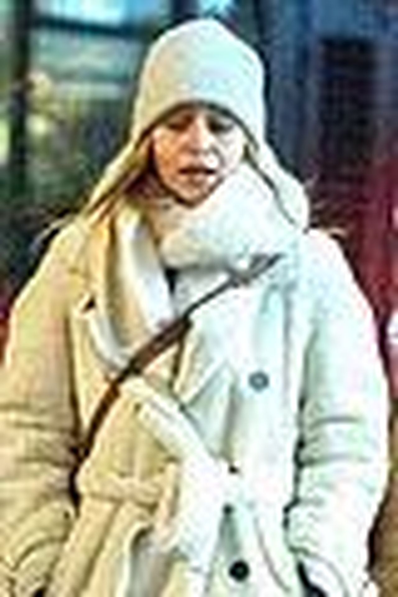 Loutfit_di_Emilia_per_la_passeggiata_vxHci7rVAv - Confidenze24 source:justjared - L'outfit di Emilia per la passeggiata - Emilia Clarke si è coperta per la passeggiata a Londra 04