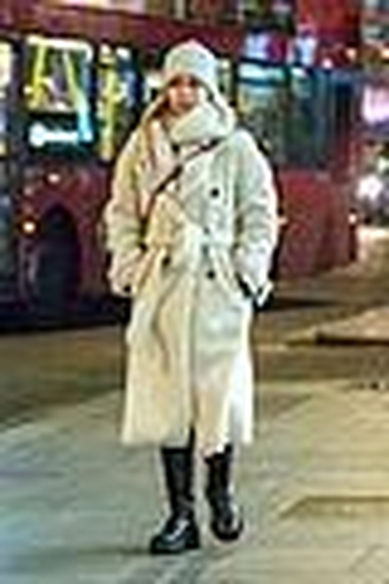 Loutfit_di_Emilia_per_la_passeggiata_zrucLF5BSa - Confidenze24 source:justjared - L'outfit di Emilia per la passeggiata - Emilia Clarke si è coperta per la passeggiata a Londra 05