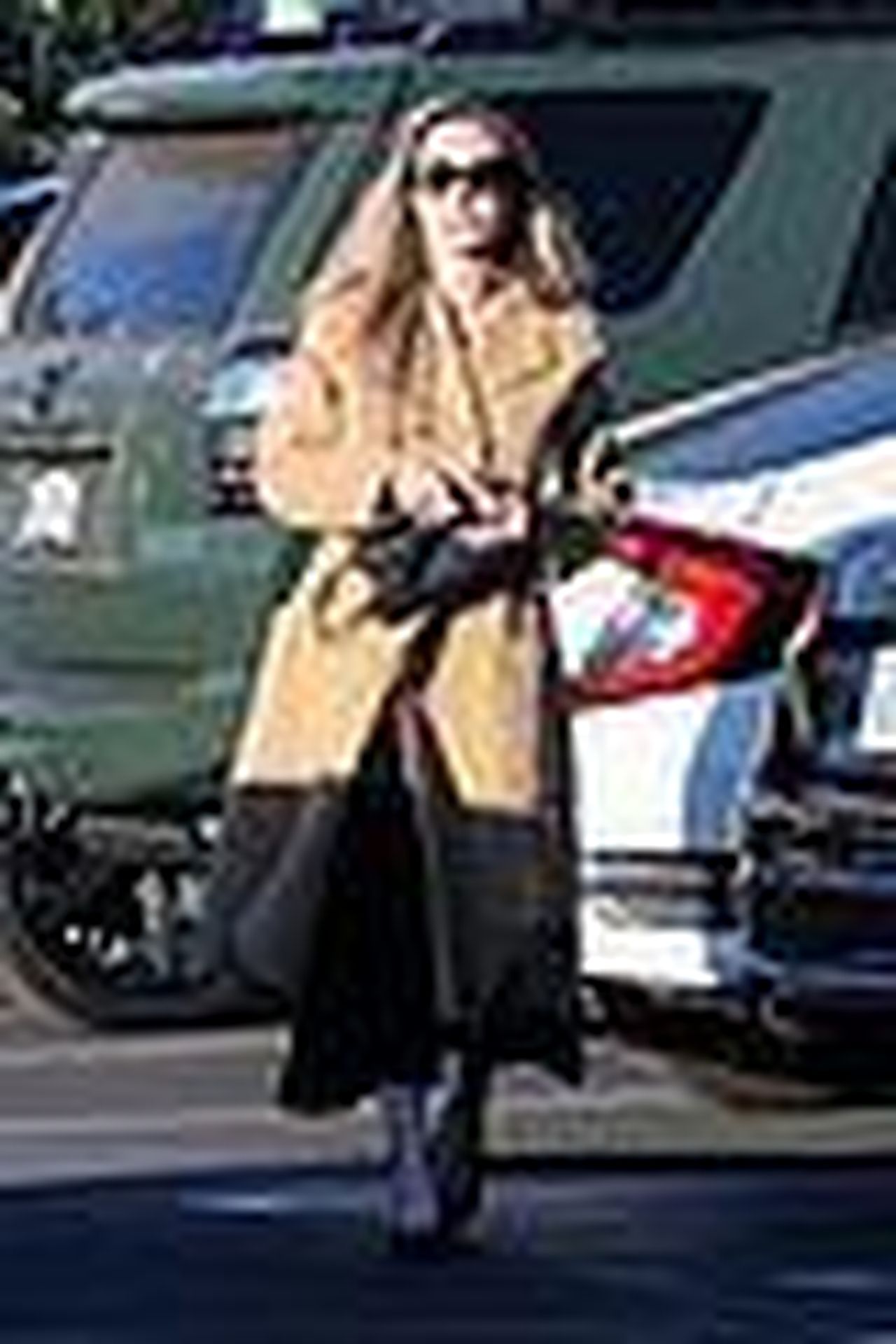 Luscita_di_Angelina_con_i_gemelli_lJbh4p7LAs - Confidenze24 source:justjared - L'uscita di Angelina con i gemelli - Angelina Jolie fa la spesa a Los Feliz 01