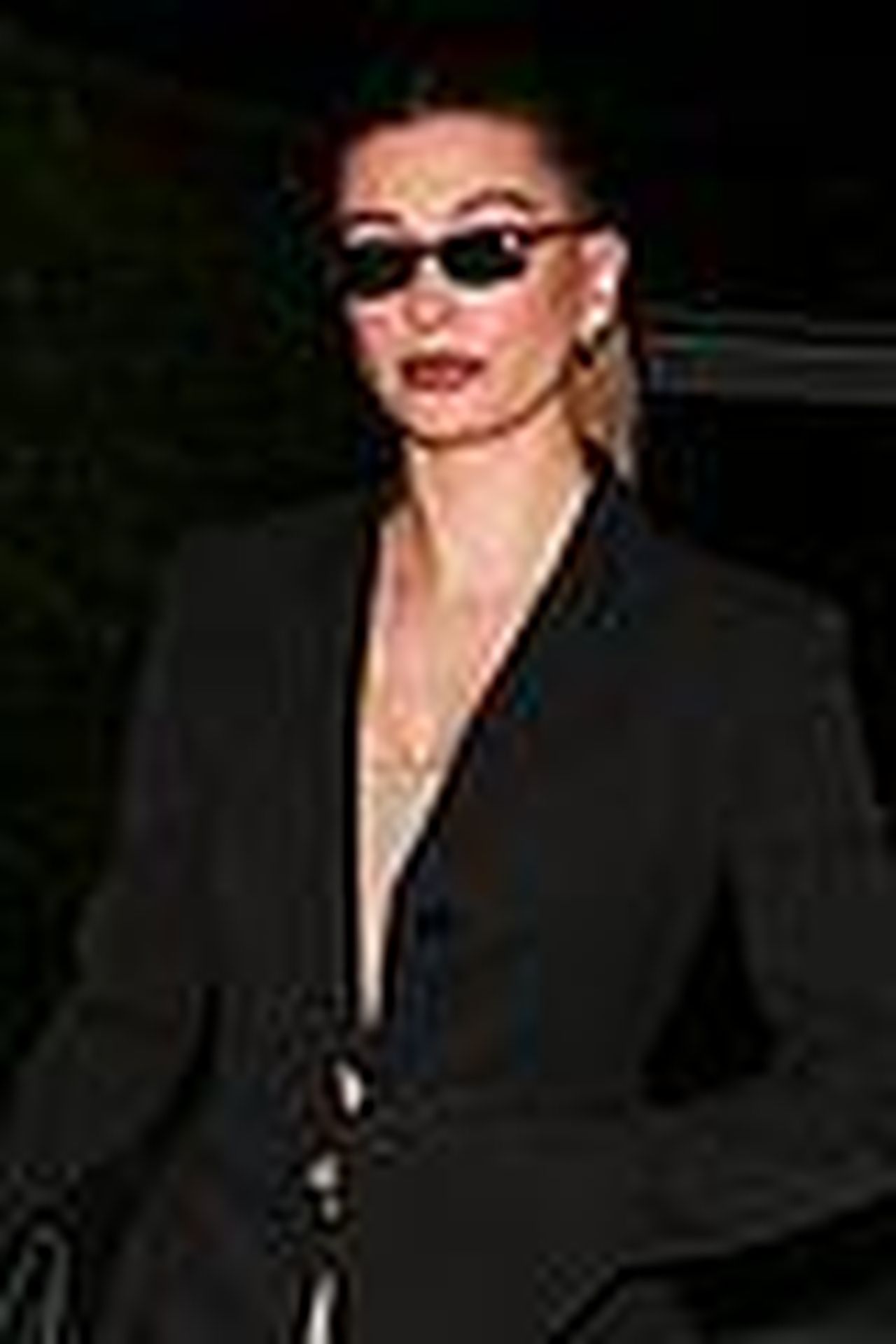 Luscita_di_Hailey_Bieber_VQPO6S9NpL - Confidenze24 source:justjared - L'uscita di Hailey Bieber - Hailey Bieber esce per cena al Funke 02