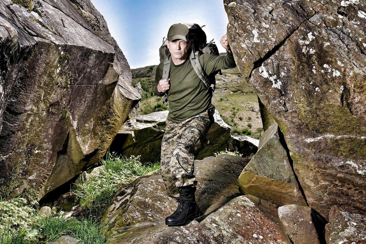 Luscita_di_Stephen_Baldwin_da_Special_Forces_3lH93ouDgz - Confidenze24 source:usmagazine - L'uscita di Stephen Baldwin da Special Forces - Stephen Baldwin durante la sua uscita da Special Forces