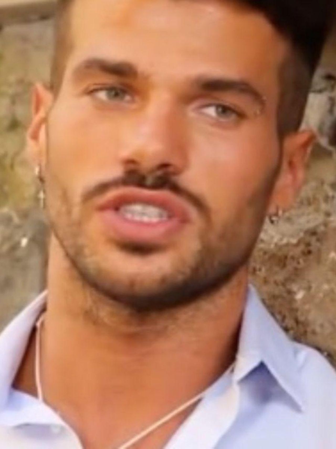 Lutto_per_lex_tronista_Claudio_Sona_5xRrMdBFQQ - Confidenze24 source:tvzap - Lutto per l’ex tronista Claudio Sona - "Uomini e Donne", Claudio Sona in lutto: è morto il cane Oscar