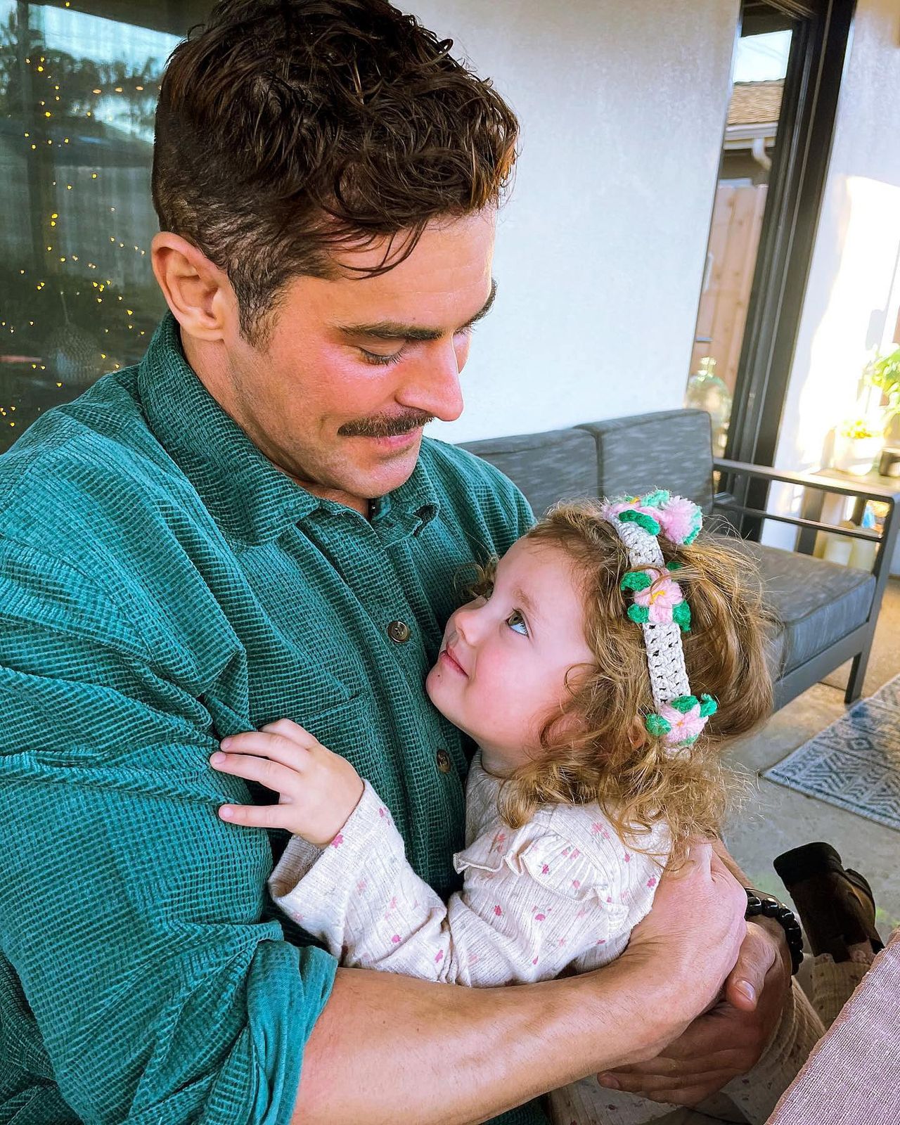 Maggio_2022_6YmREFGmaB - Confidenze24 source:usmagazine - Maggio 2022 - Zac Efron con sua madre durante un'uscita