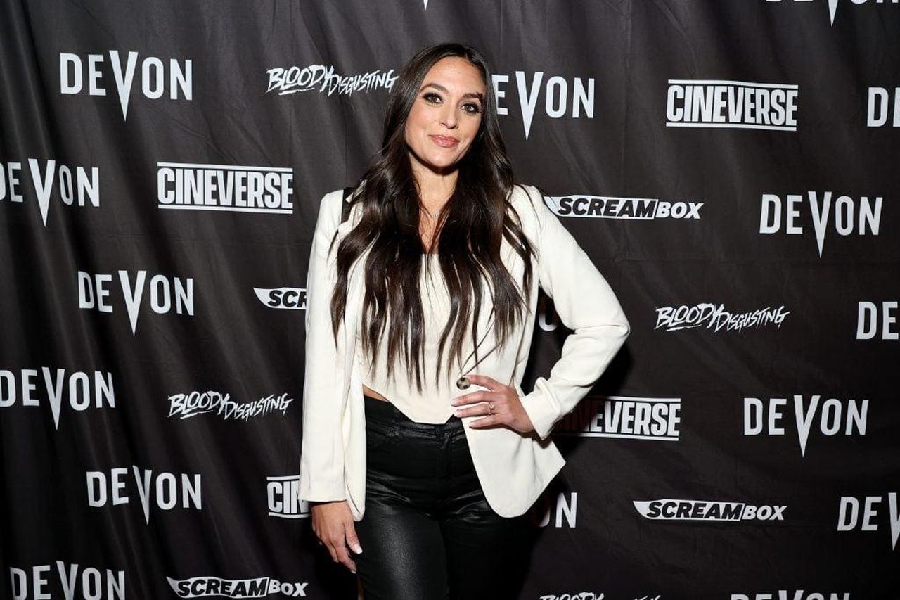 Mantenere_le_Cose_su_una_Base_di_Necessit_di_Sapere_Bt9QhnuUDV - Confidenze24 source:thehollywoodgossip - Mantenere le Cose su una Base di 'Necessità di Sapere' - Sammi Giancola partecipa alla Premiere di 'Devon' a New York.