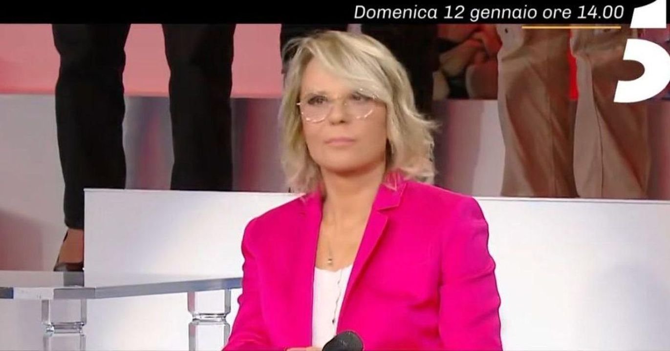 Maria_De_Filippi_aveva_dominato_la_scena_auditel_in_autunno_contro_Mara_Venier_CgiZn2XHfR - Confidenze24 source:Blasting News - Maria De Filippi aveva dominato la scena auditel in autunno contro Mara Venier - Maria De Filippi durante una puntata di Amici